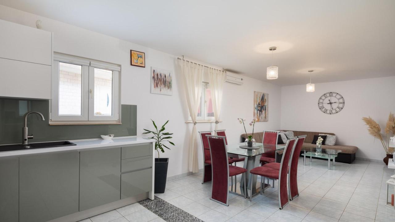 Solaris Holiday Home - Private Pool Stanici ภายนอก รูปภาพ